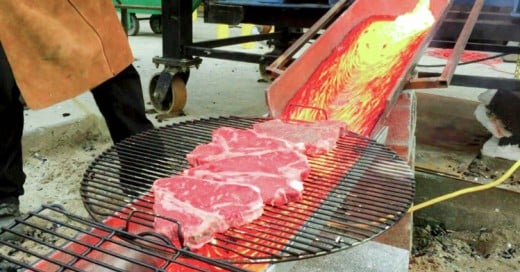 Usar lava para asar tu carne es la forma más ALFA que un hombre puede hacer