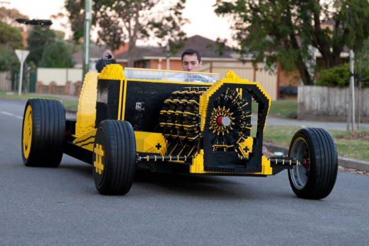 Joven construye un carro Lego