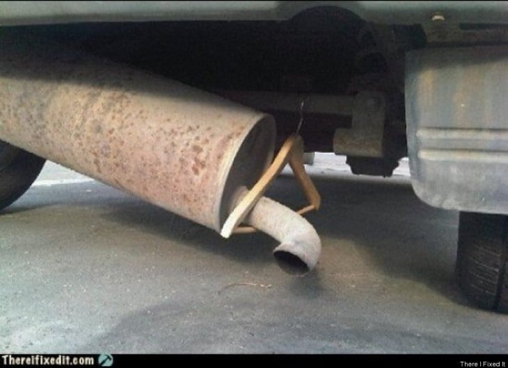 Creatividad para reparar carros