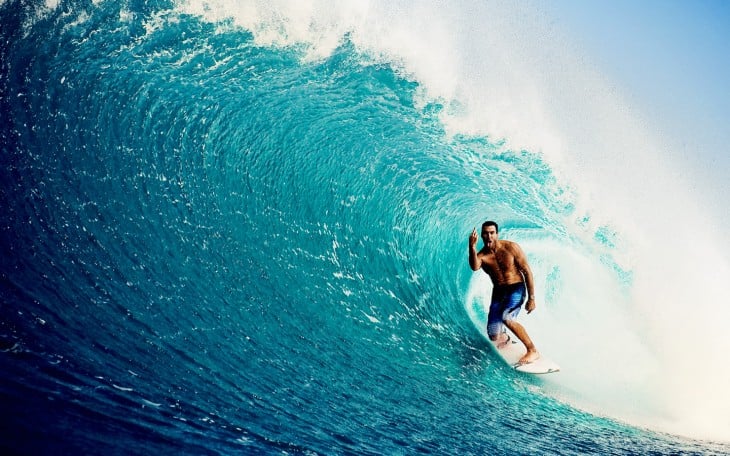 Hombre surfeando una ola en el mar