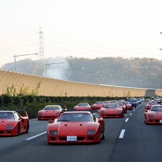 ferrari f40 trafico en dubai