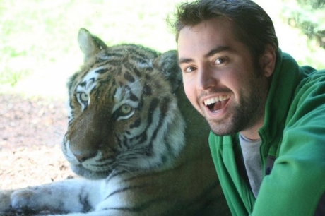 hombre se toma selfie con tigre