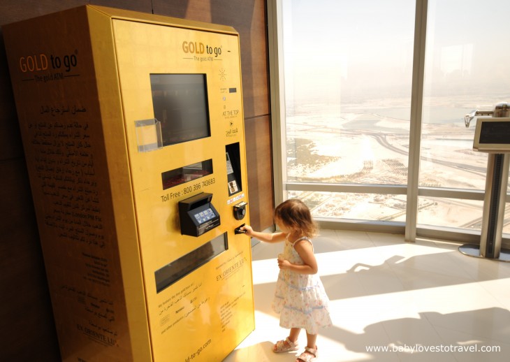 cajero automatico atm dorado barras de oro dubai