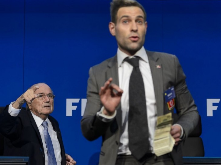 a.abcnews.com gty_sepp_blatter_fifa_protest_02_jc_150720_4x3_992