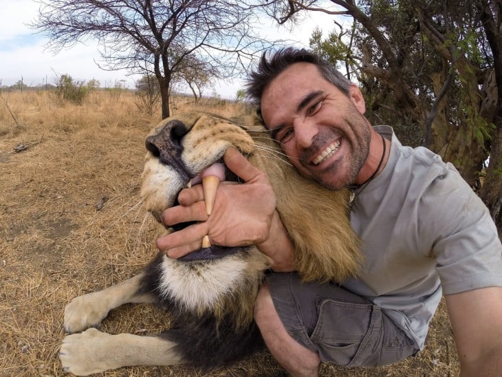 selfie kevin richardson leon salvaje