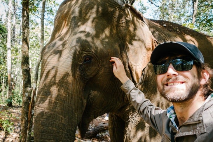 selfie con un elefante en safari