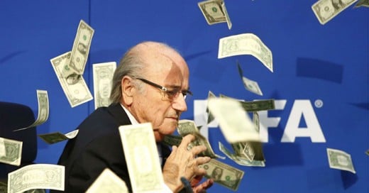 Comediante irrumpe en conferencia de Blatter y le da una lluvia de billetes