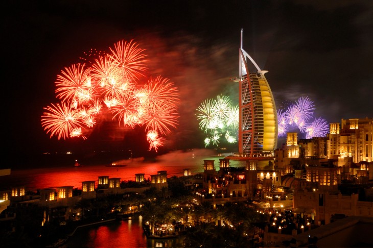 dubai año nuevo fiesta fuegos artificiales