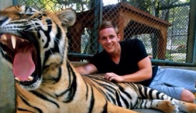 selfie con un tigre rugiendo