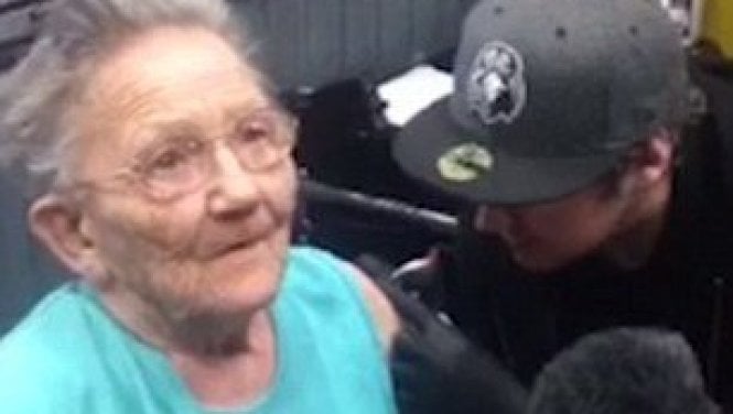 sadie sellers tatuandose a los 79 años por primera vez