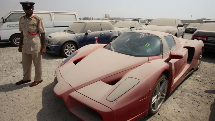 ferrari enzo abandonado en dubai