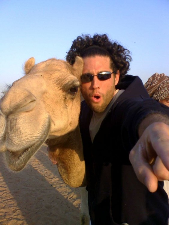 hombre con lentes foto selfie con camello