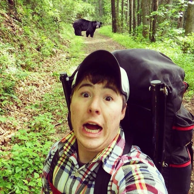 selfie con oso negro salvaje acampando