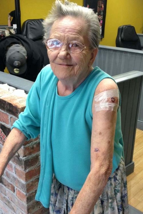 saddie sellers tatuaje de corazon a los 79 años