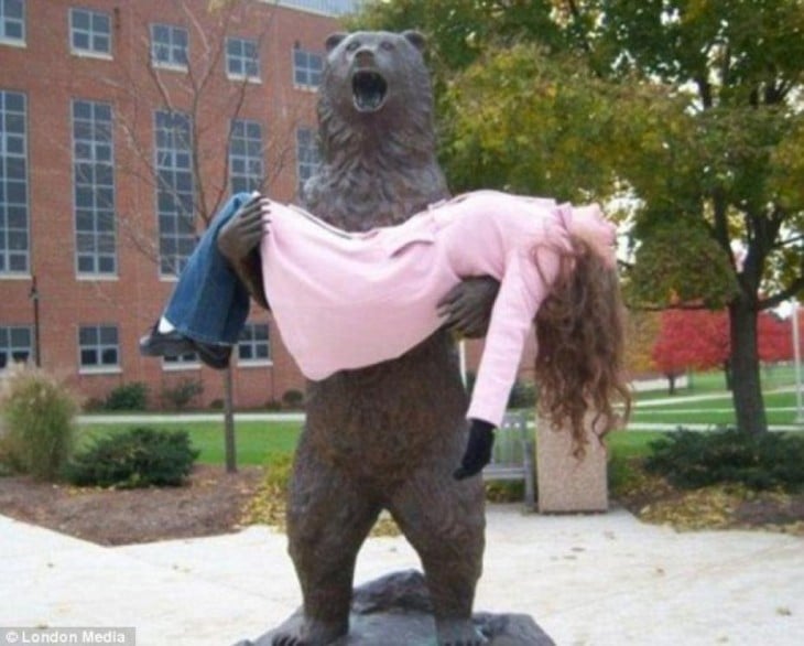 estatua de oso cargando a mujer