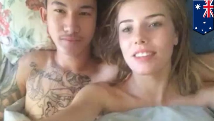 mujer demuestra que tambien puede ser infiel tomandose foto con otro hombre en la cama