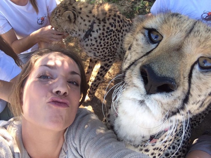 mujer bonita con guepardo tomandose selfie
