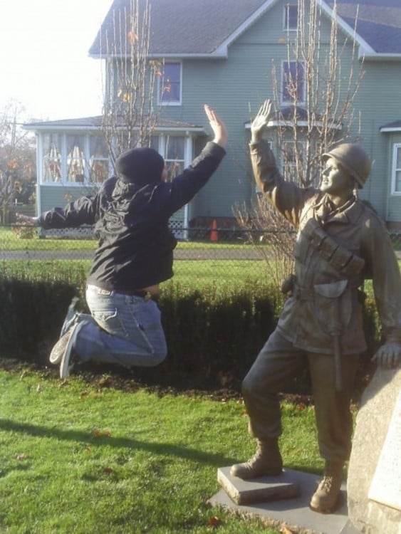 hombre chocandola con estatua