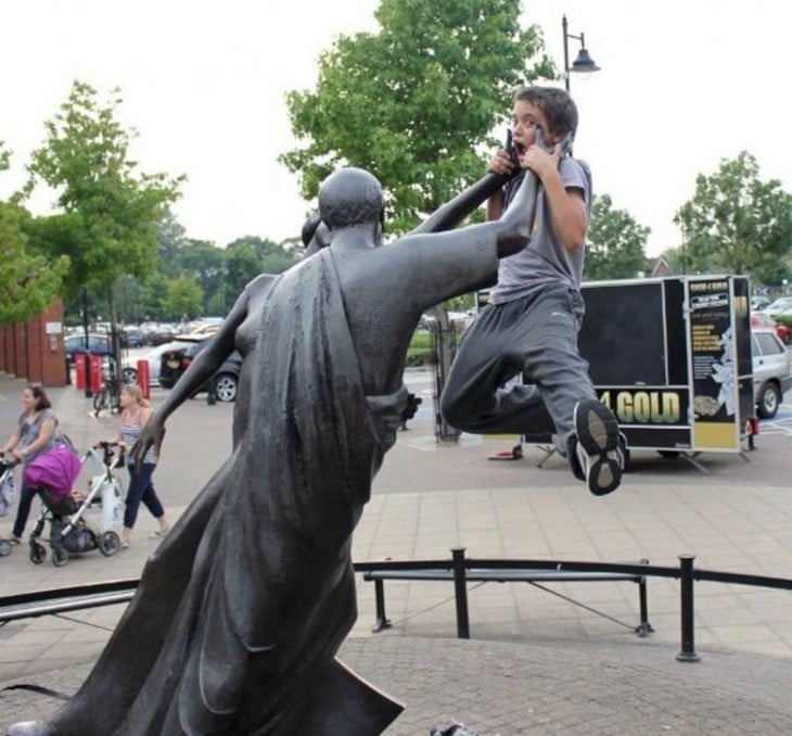 estatua ahorcando a niño