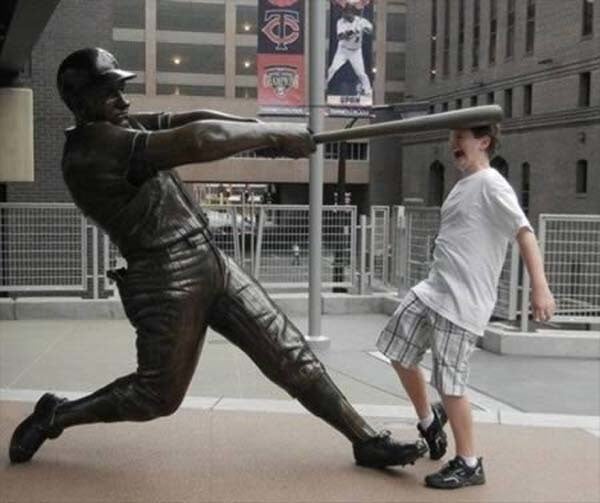 estatua de beisbolista bateando a joven