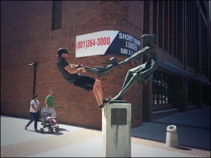 hombre jalando niño en estatua