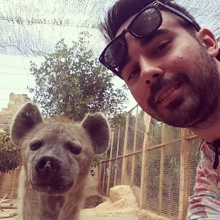 selfie con hiena en cautiverio