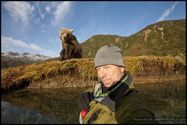 selfie con oso grizzly en un rio