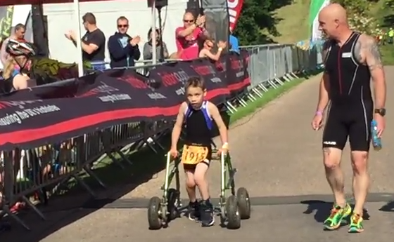 Niño de 8 años con parálisis logra finalizar un triatlón