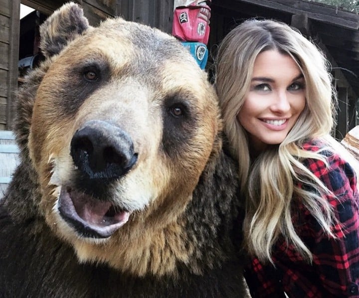 oso grizzly con emily sears selfie