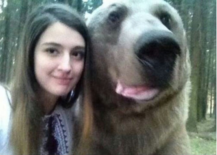 selfie con oso grizzly mujer