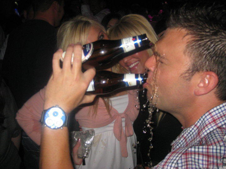 hombre tomando 2 cervezas al mismo tiempo