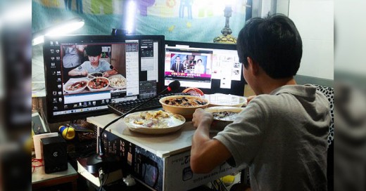 Este joven gana más de 1000 dólares al mes por comer frente a la computadora