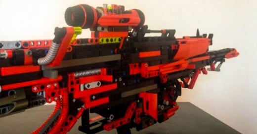 Joven tarda 3 años y medio en construir una metralleta de Legos ¡Totalmente funcional!