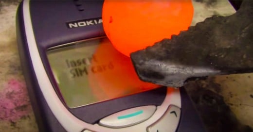 Bola de metal ardiendo VS Nokia 3310: ¡El ganador te sorprenderá!