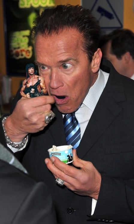Photoshopean a Arnold Schwarzenegger comiendo un helado rambo