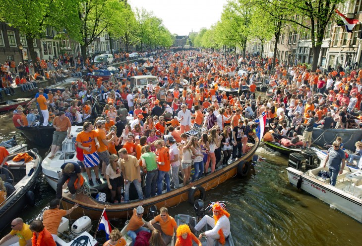 dia de la reina en belgica con barcos