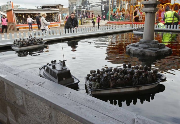 barcas con inmigrantes en dismaland