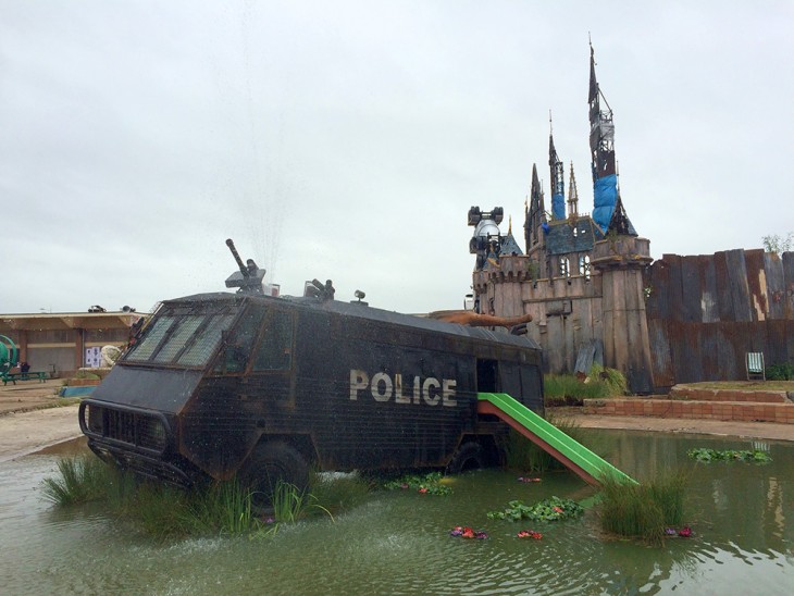 camion de policia con resbaladilla dismaland