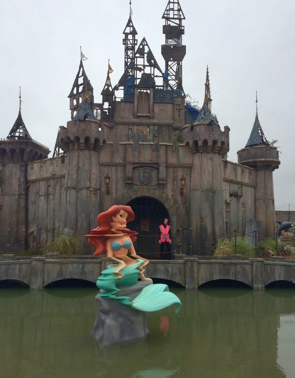 castillo dismaland bansky sirenita