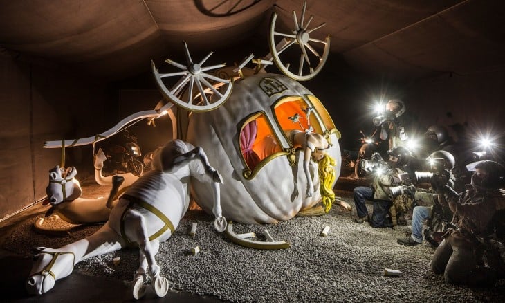 dismaland cenicienta siendo fotografiada en choque