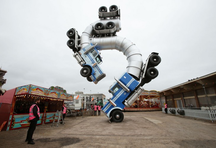 escultura de camion en dismaland