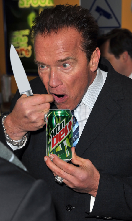 Photoshopean a Arnold Schwarzenegger comiendo un helado cuchillo