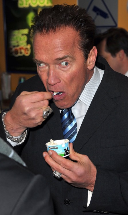 Photoshopean a Arnold Schwarzenegger comiendo un helado ojos