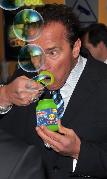 Photoshopean a Arnold Schwarzenegger comiendo un helado burbujas