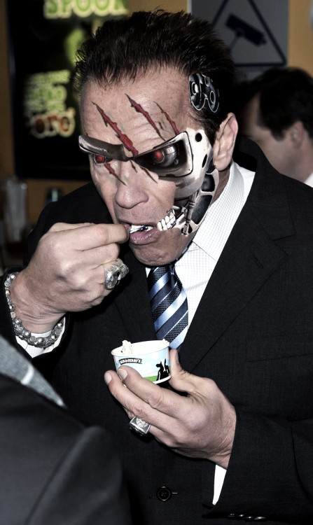 Photoshopean a Arnold Schwarzenegger comiendo un helado Terminator