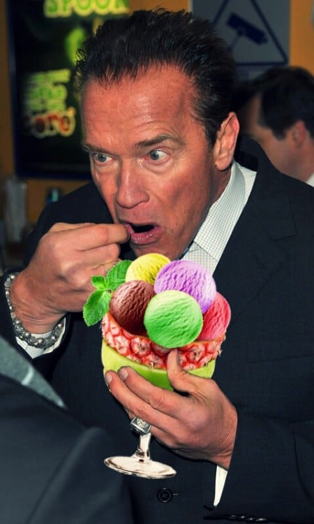 Photoshopean a Arnold Schwarzenegger comiendo un helado