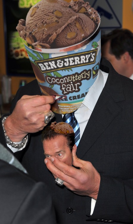 Photoshopean a Arnold Schwarzenegger comiendo un helado cabeza