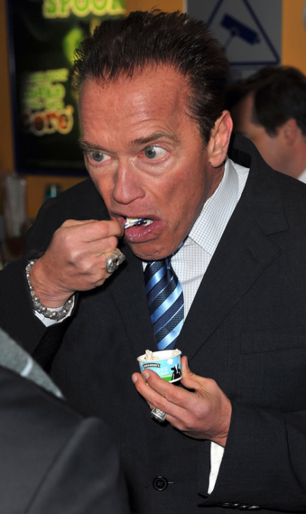 Photoshopean a Arnold Schwarzenegger comiendo un helado ojos