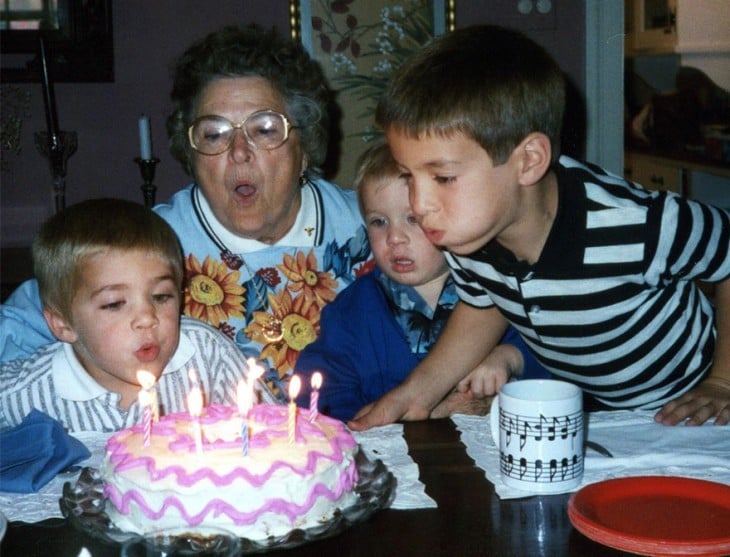 Hermanos Recrean Su Infancia Para Regalarlas A Su Madre