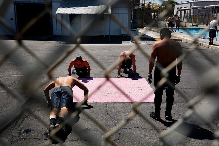 Ejercicios para prisioneros y macho alfa en espacios pequeños Flexiones